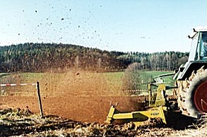 Landwirtschaftliches Gerät beim letzten Minenräumungsschritt in einem Test