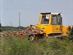 KMMCS Maschine 3 auf Ketten bei der internen Kontrollfahrt mit landwirtschaflichen Gerät